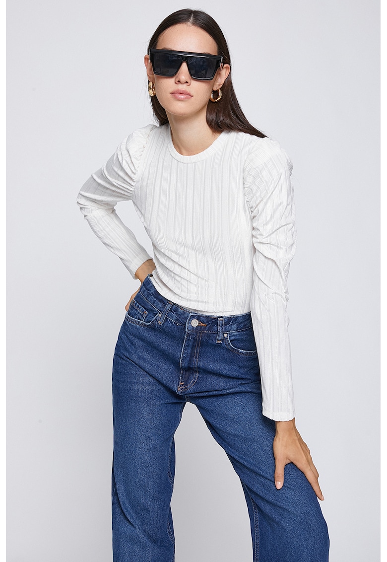 Bluza cu aspect striat si umeri bufanti