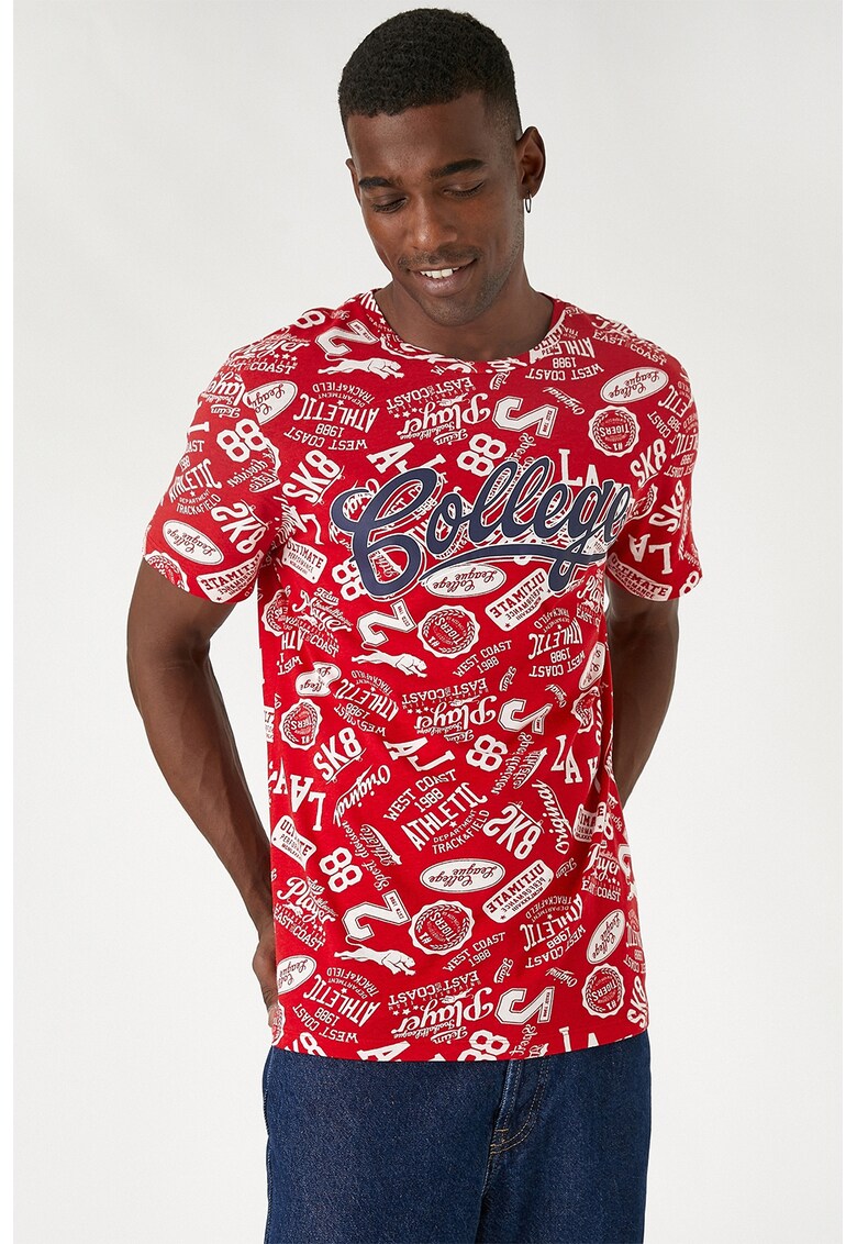 Tricou cu decolteu la baza gatului si model