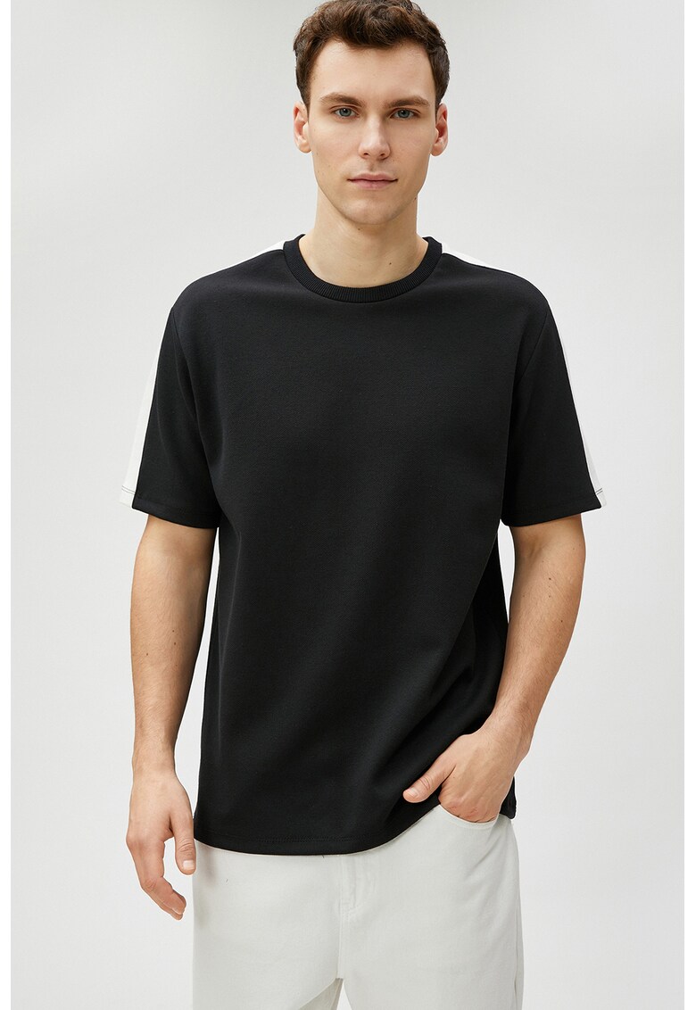 Tricou cu decolteu la baza gatului si benzi laterale contrastante