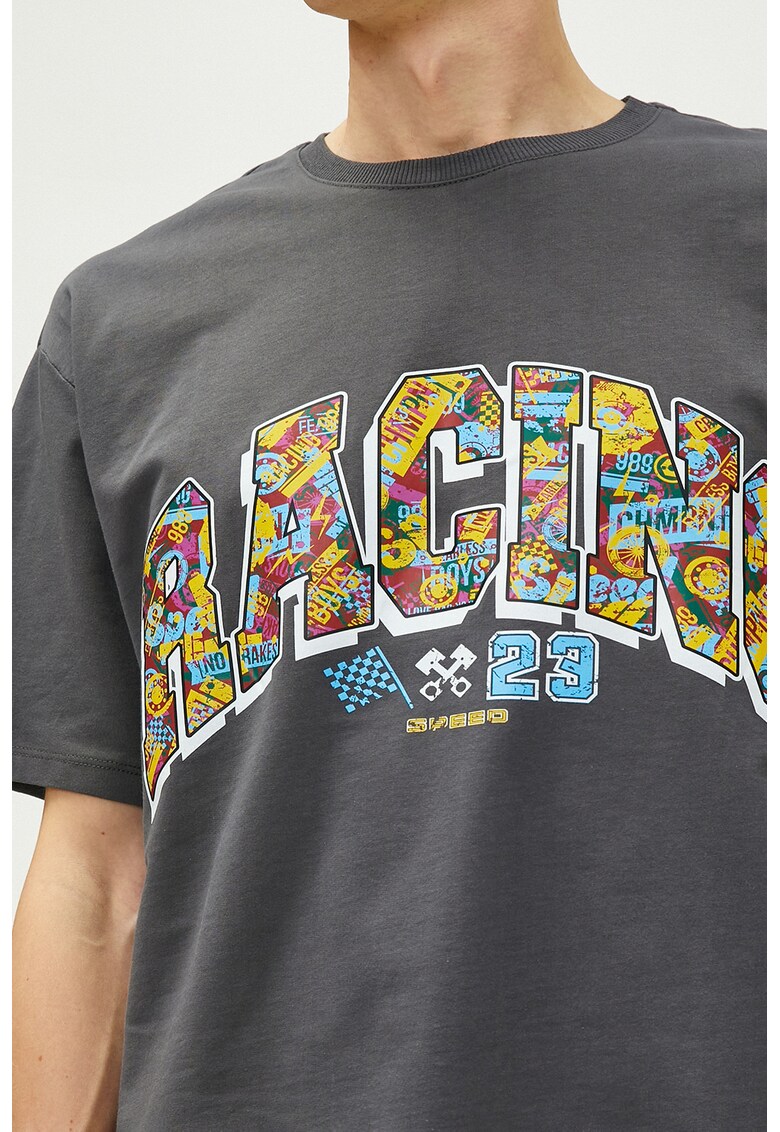 Tricou cu decolteu la baza gatului - imprimeu grafic si text