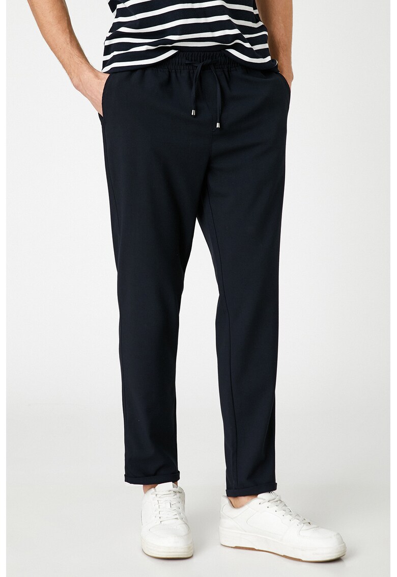 Pantaloni conici cu buzunare laterale