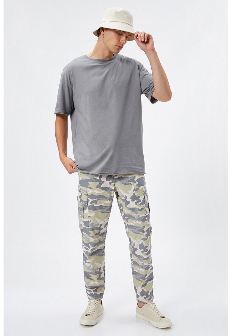 Pantaloni drepti cu model camuflaj