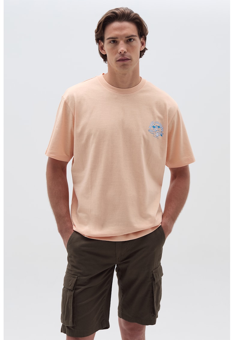 Tricou lejer cu decolteu la baza gatului si imprimeu