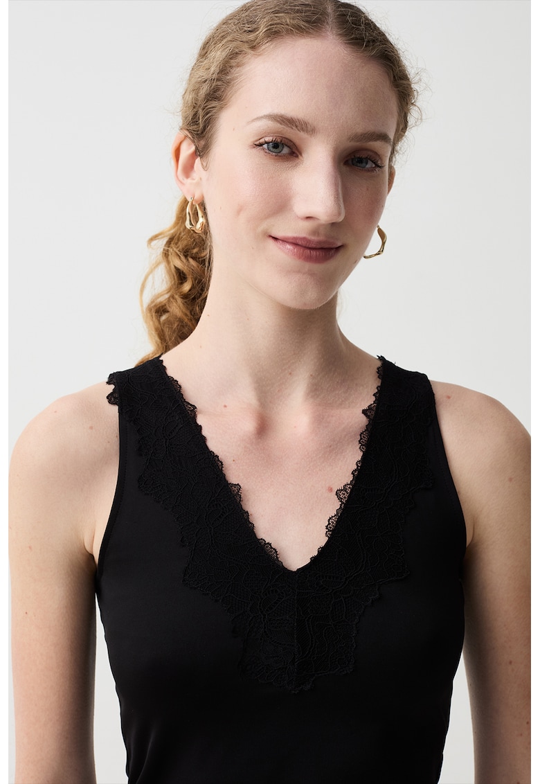 Body cu decolteu in V si detalii de dantela