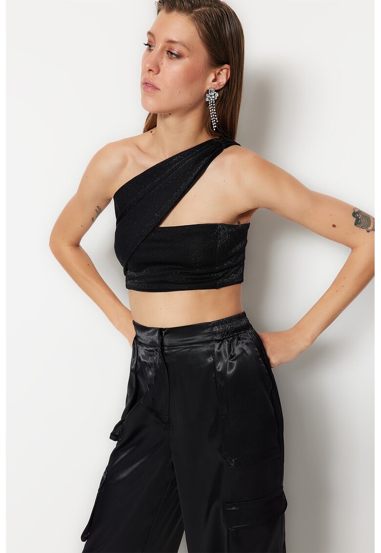 Top crop cu decolteu pe un umar