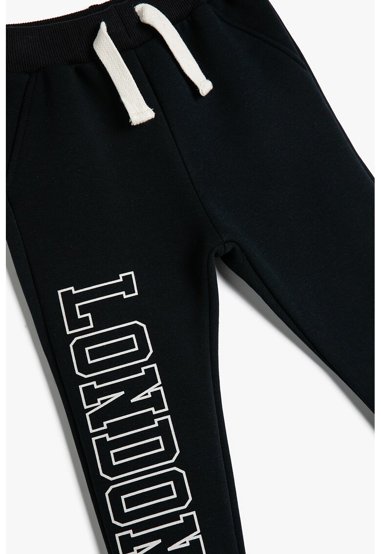 Pantaloni de trening cu imprimeu text