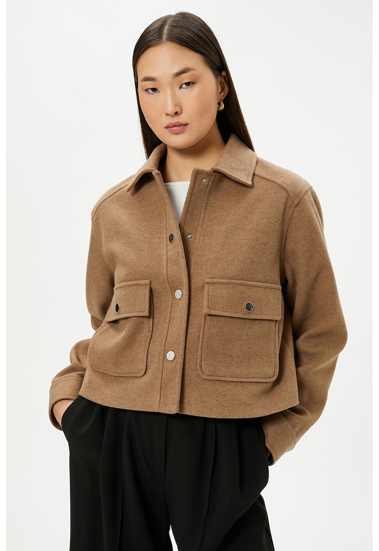 Късо палто с джобове с капаче