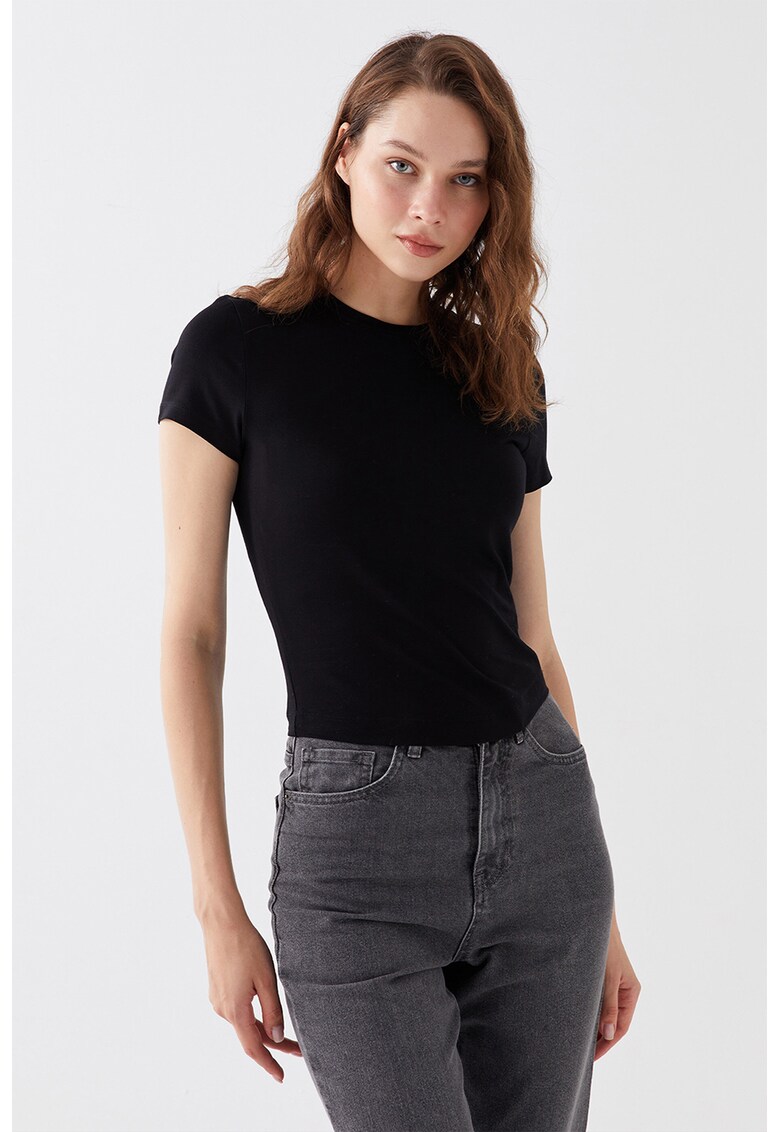 Tricou cu decolteu la baza gatului
