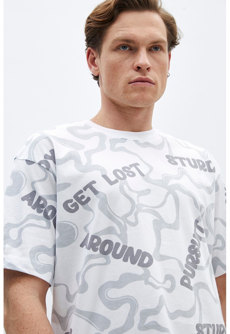 Tricou cu model text si abstract