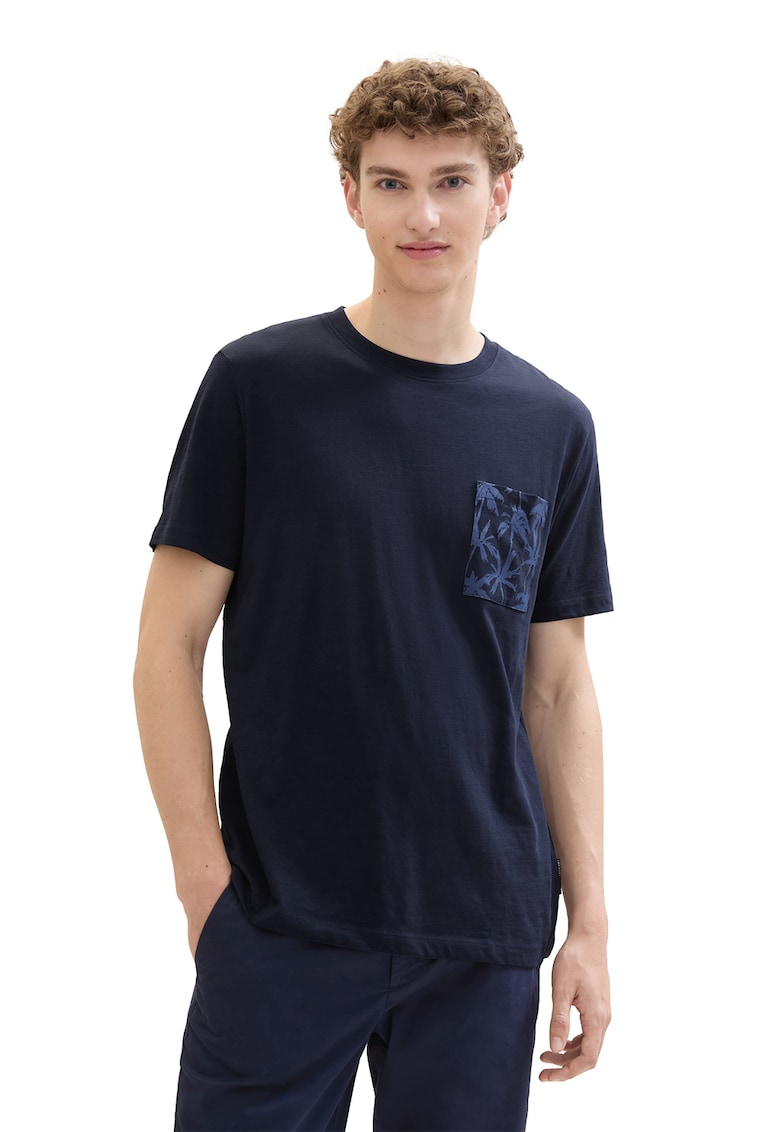 Tricou cu decolteu la baza gatului si buzunar aplicat pe piept