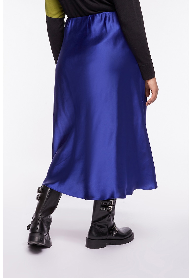 Rochie cu talie inalta si aspect satinat