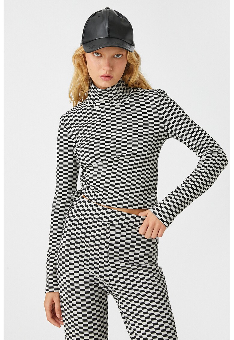 Bluza in carouri cu guler inalt