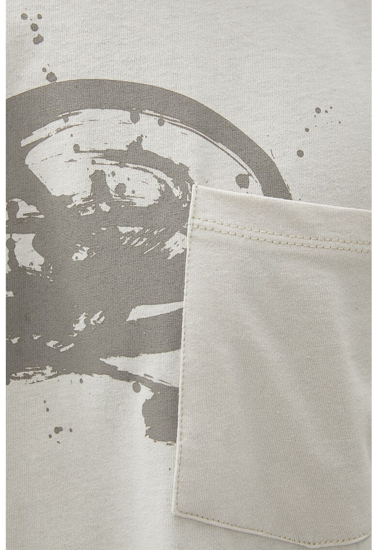 Tricou cu imprimeu si buzunar pe piept