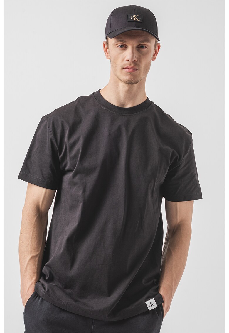 Tricou lejer cu decolteu la baza gatului