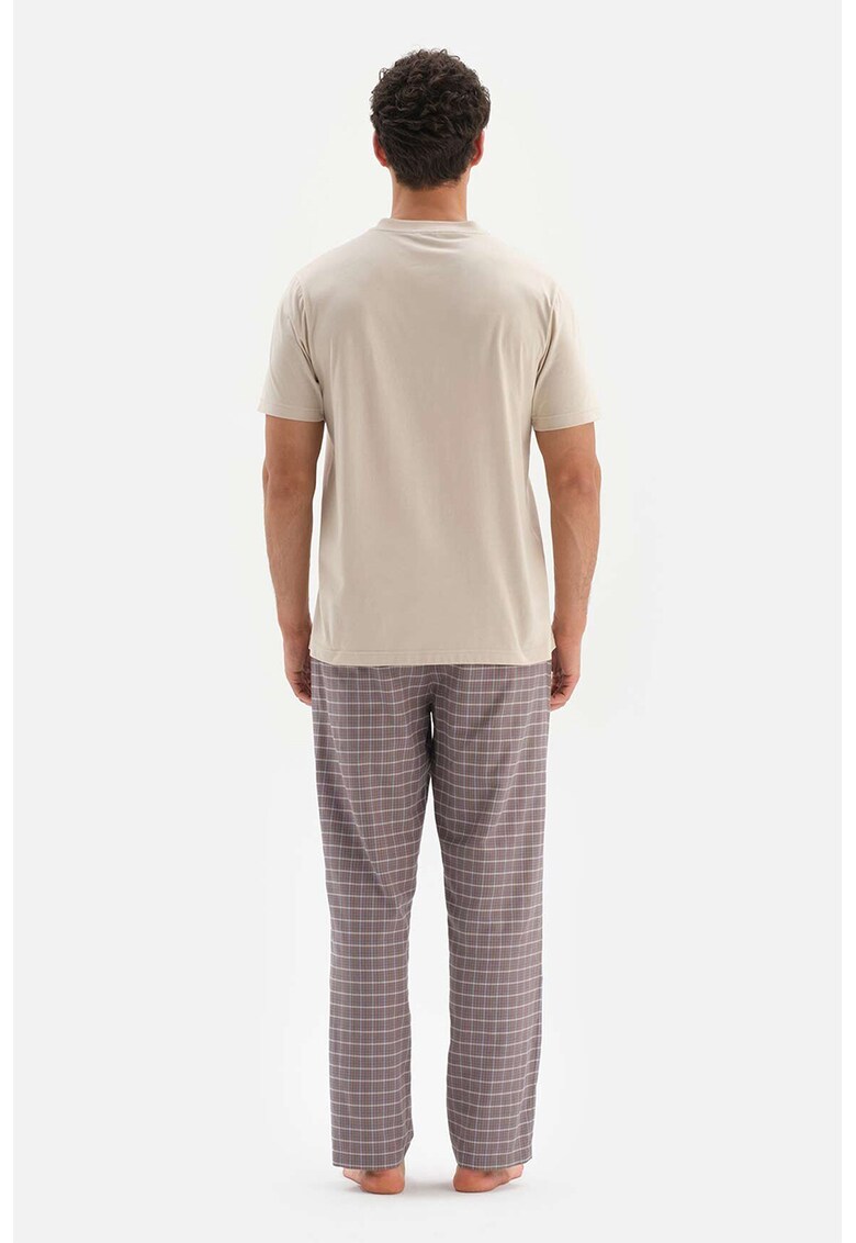 Pijama cu pantaloni cu model in carouri