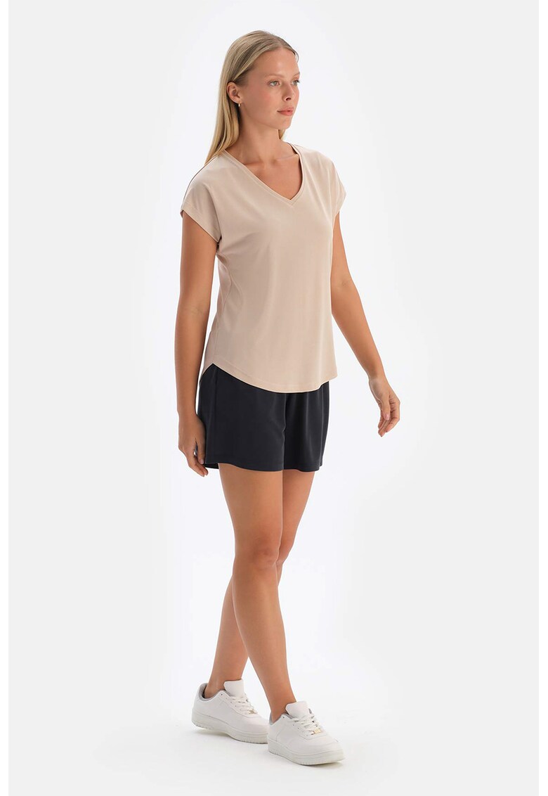 Tricou cu decolteu in V si terminatie rotunjita