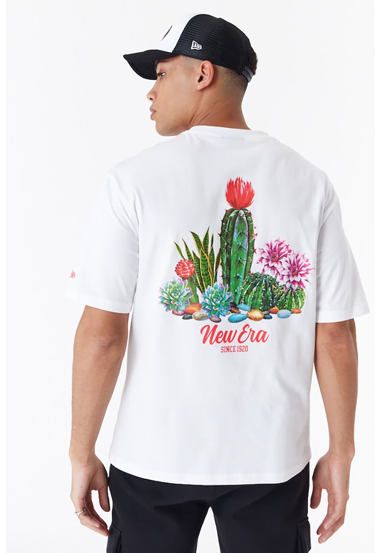 Tricou cu decolteu la baza gatului si imprimeu grafic