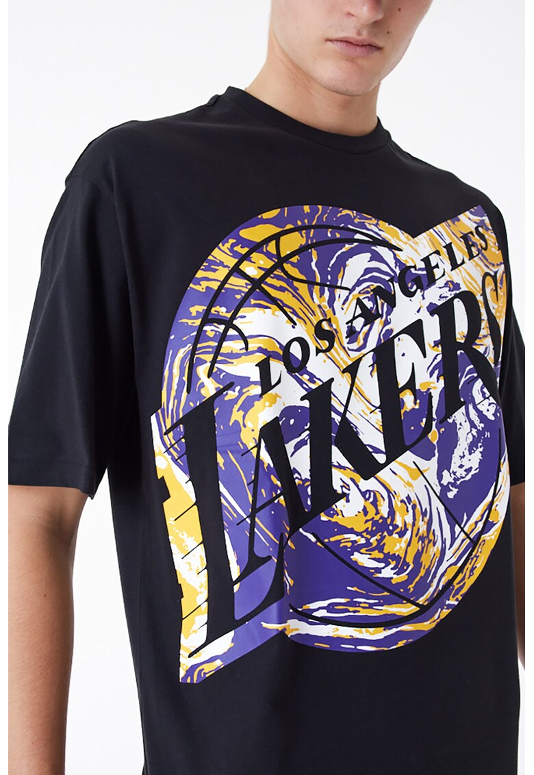 Tricou cu imprimeu logo si decolteu la baza gatului