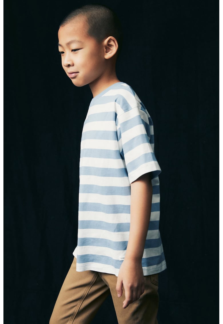 Tricou cu decolteu la baza gatului si model in dungi