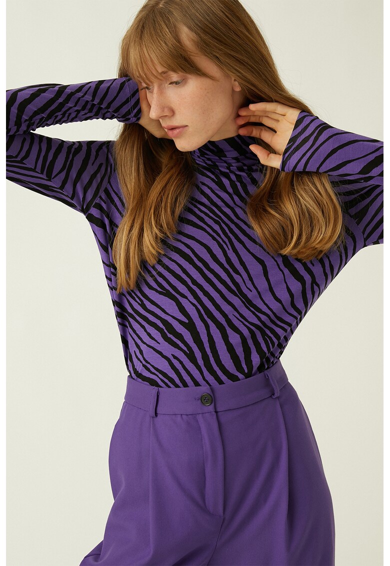 Bluza cu animal print si guler inalt