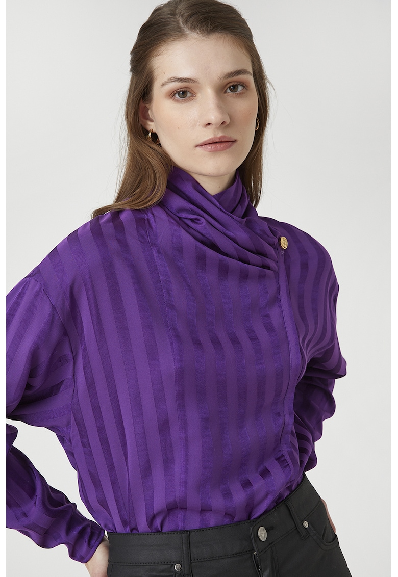 Bluza cu dungi si model petrecut