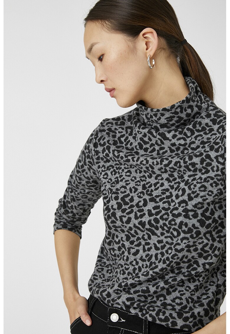 Bluza cu guler inalt si animal print