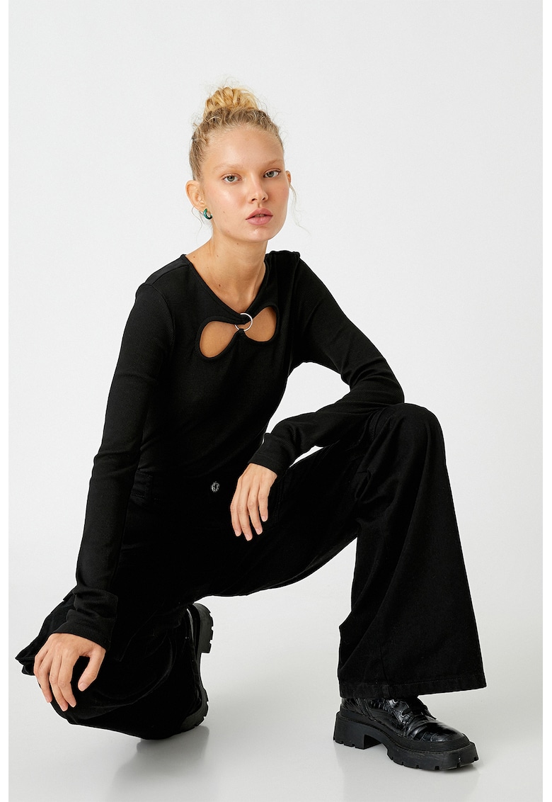 Bluza cu striatii si decupaj frontal