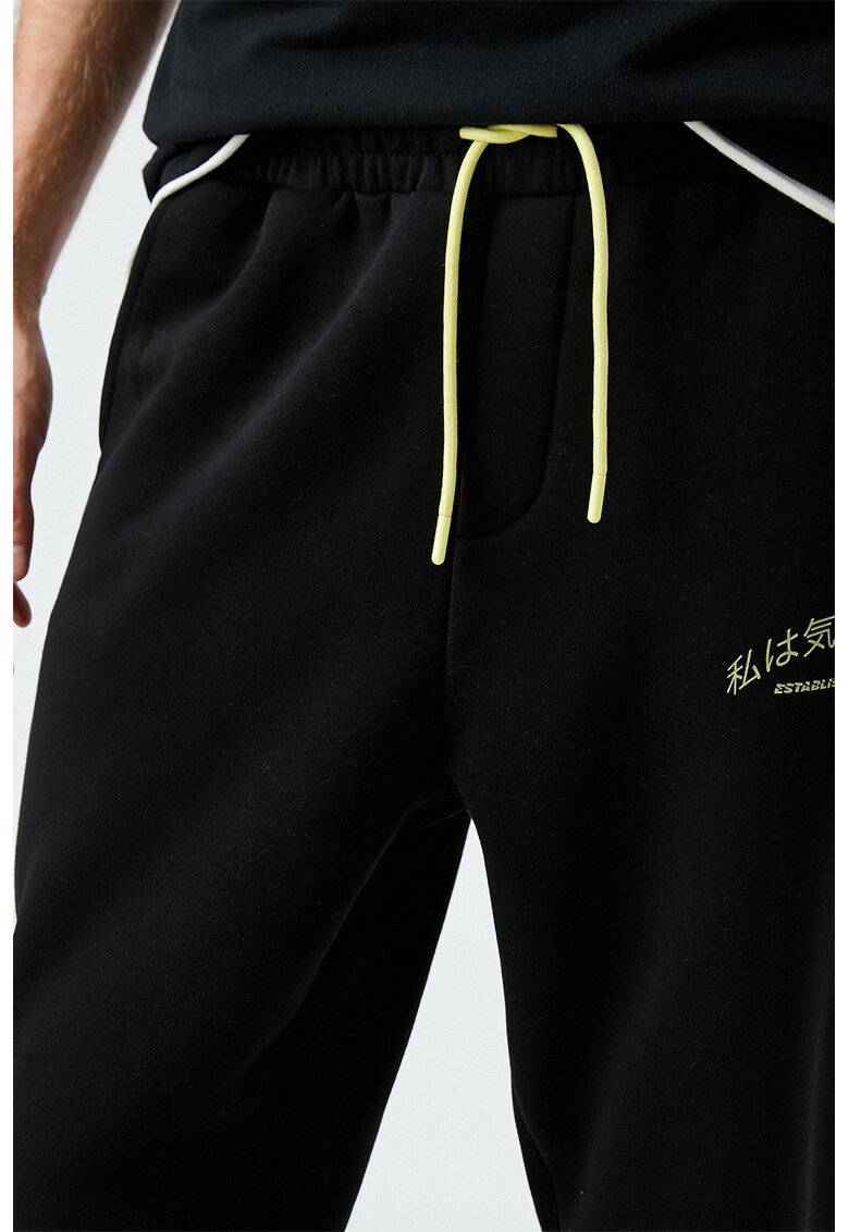Pantaloni de trening cu imprimeu si snur in talie