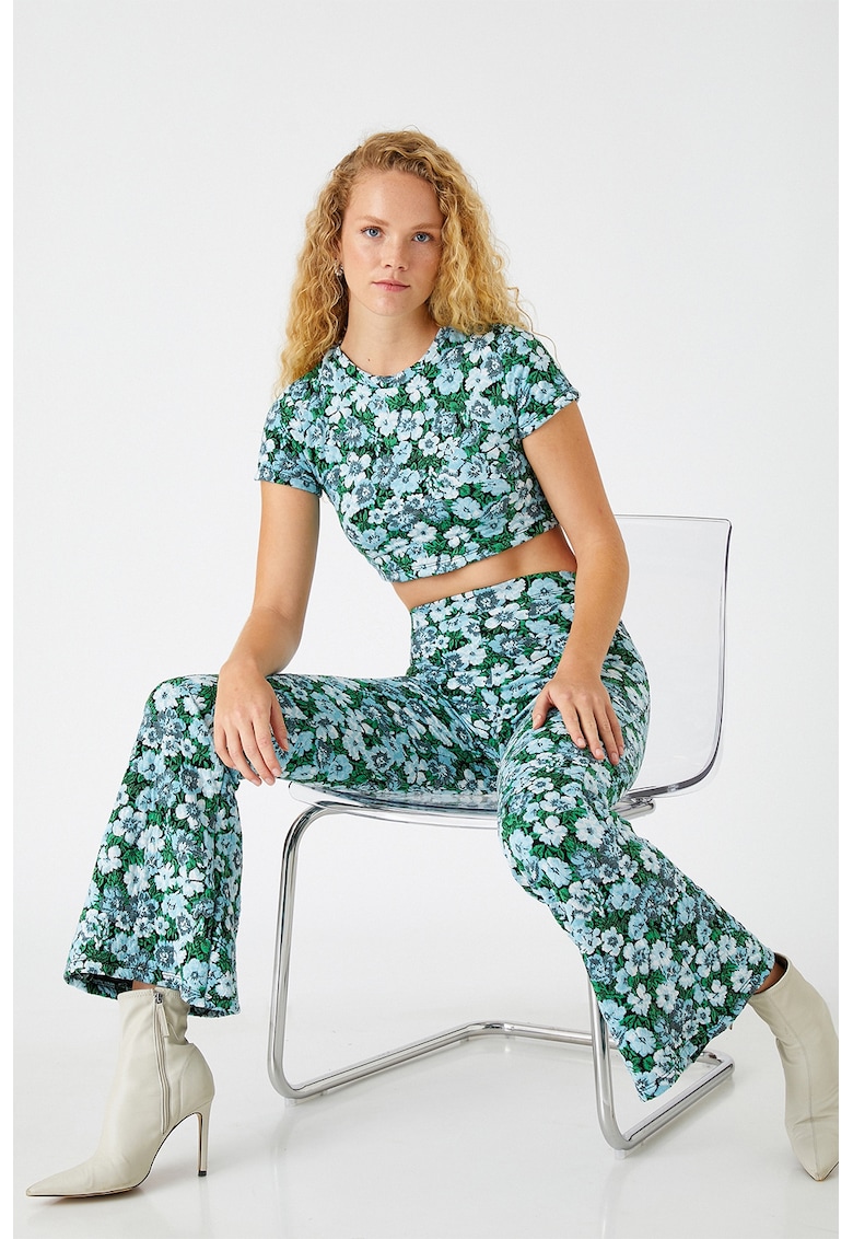 Pantaloni evazati cu model floral