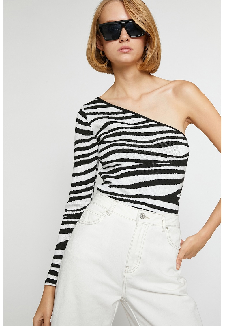 Bluza cu animal print si decolteu pe un umar