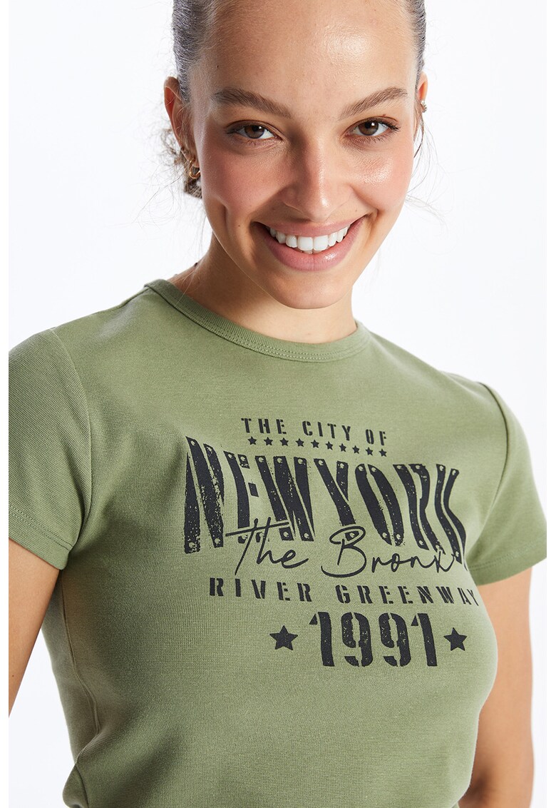 Tricou crop cu decolteu la baza gatului