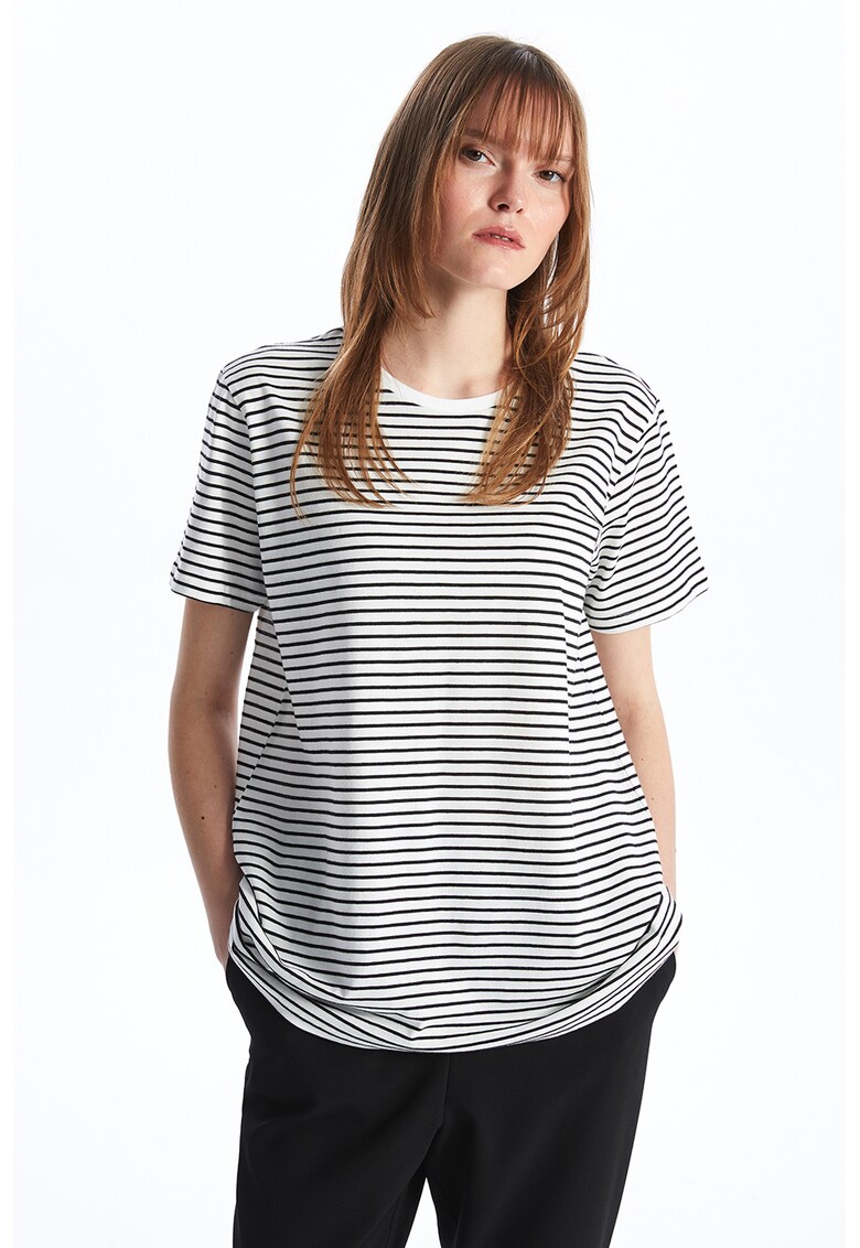 Tricou cu decolteu la baza gatului si model in dungi
