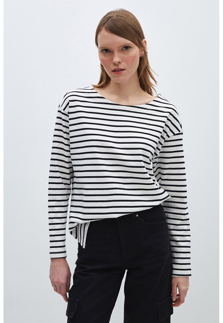 Bluza cu decolteu rotund si model in dungi