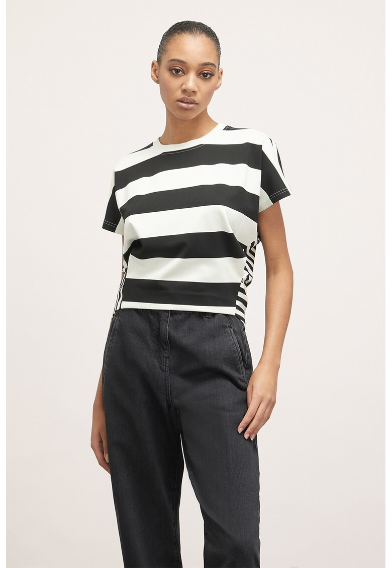 Tricou cu decolteu la baza gatului si model in dungi