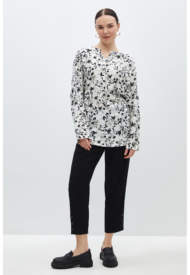 Bluza cu model floral si fenta cu nasturi