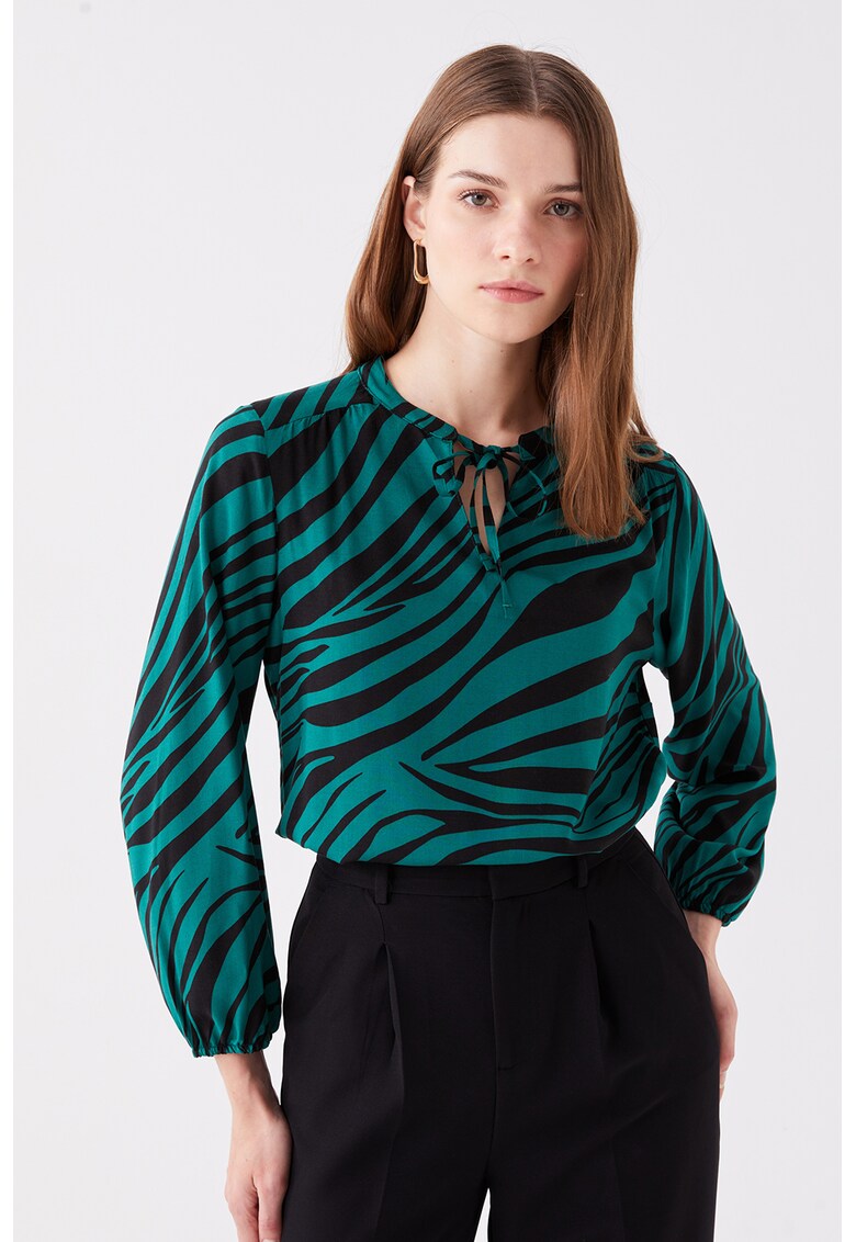 Bluza cu model si decolteu in V