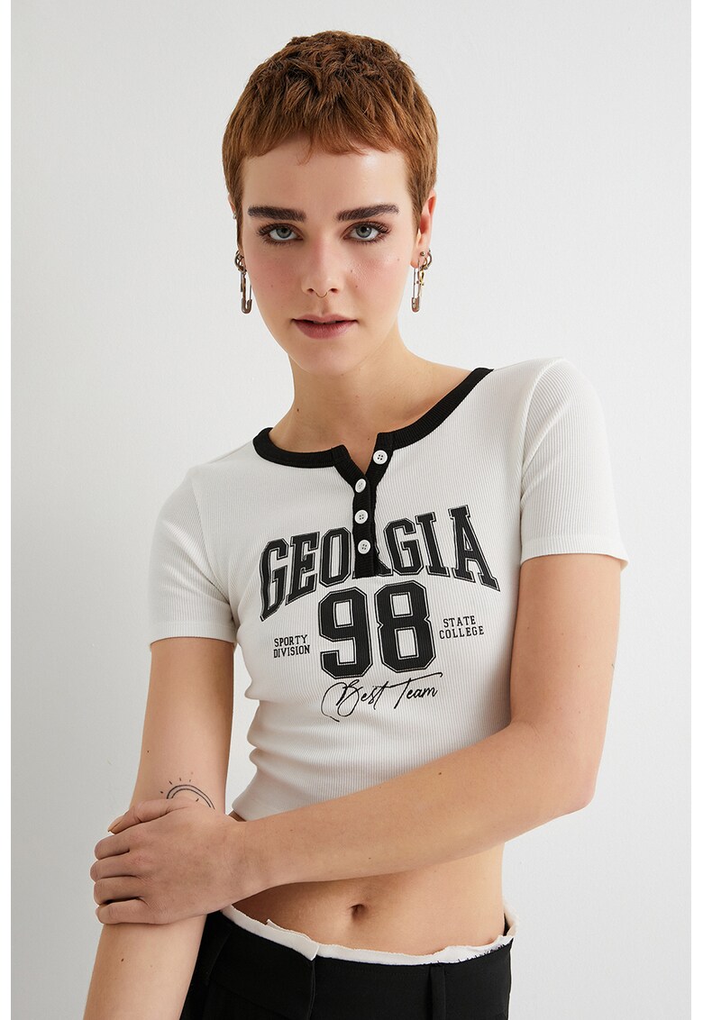 Tricou crop slim fit cu decolteu henley