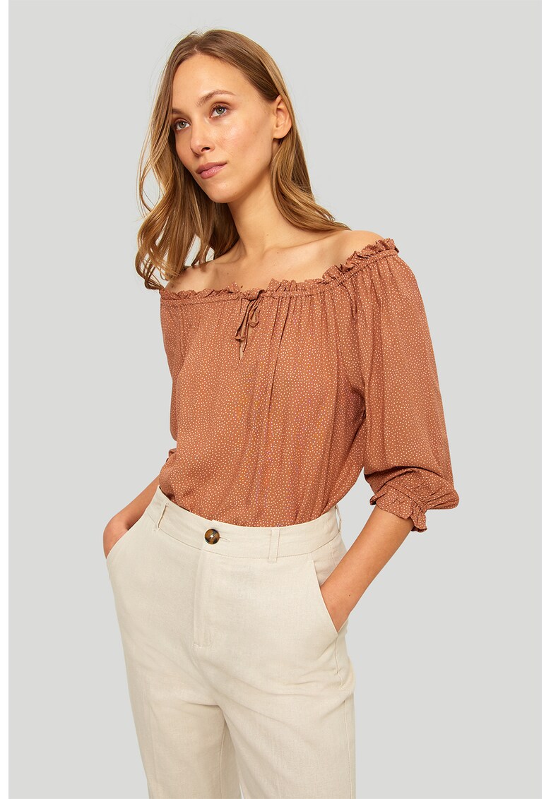 Bluza cu decolteu pe umeri si buline