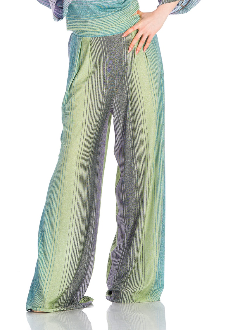 Pantaloni cu croiala ampla si model in dungi