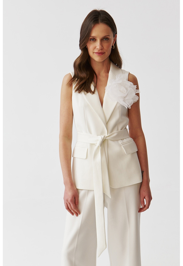 Sacou fara maneci cu revere decupate si esarfa lata detasabila