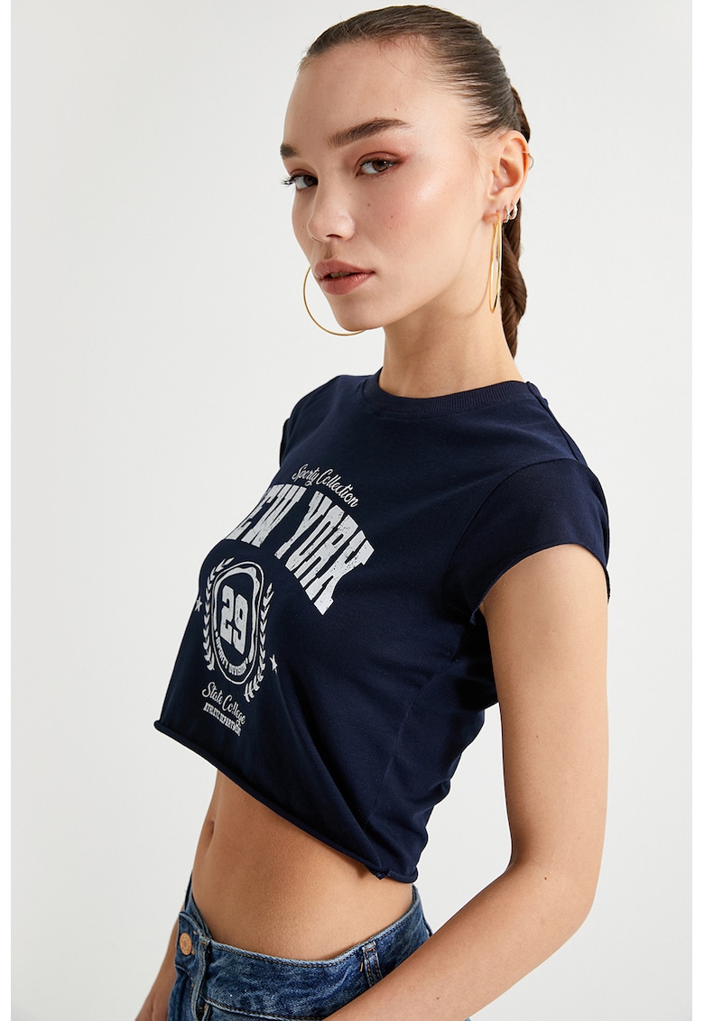Tricou crop cu decolteu la baza gatului
