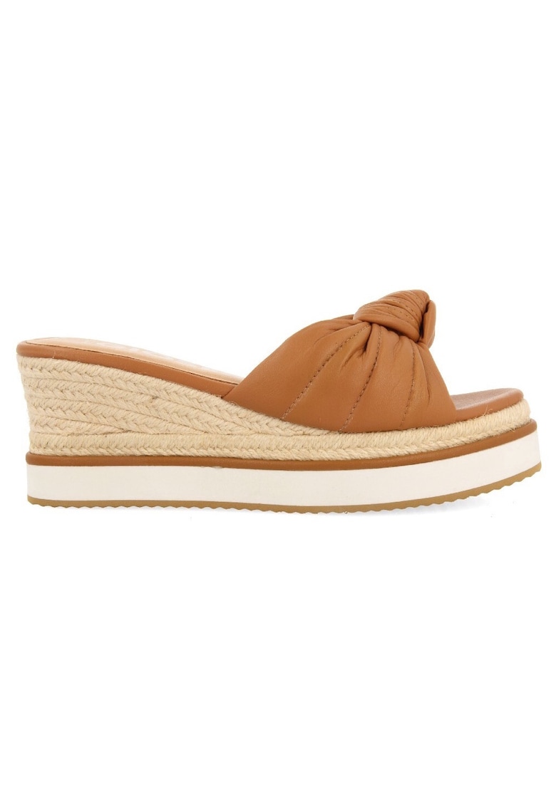 Papuci cu toc si detaliu innoda Cakran 28411 – Caramel – Gioseppo Papuci cu toc si detaliu innoda Cakran 28411 – Caramel – Gioseppo