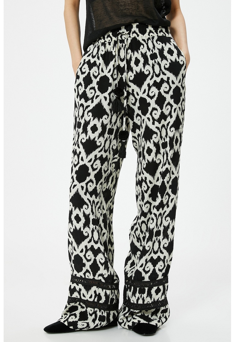 Pantaloni cu imprimeu si snur