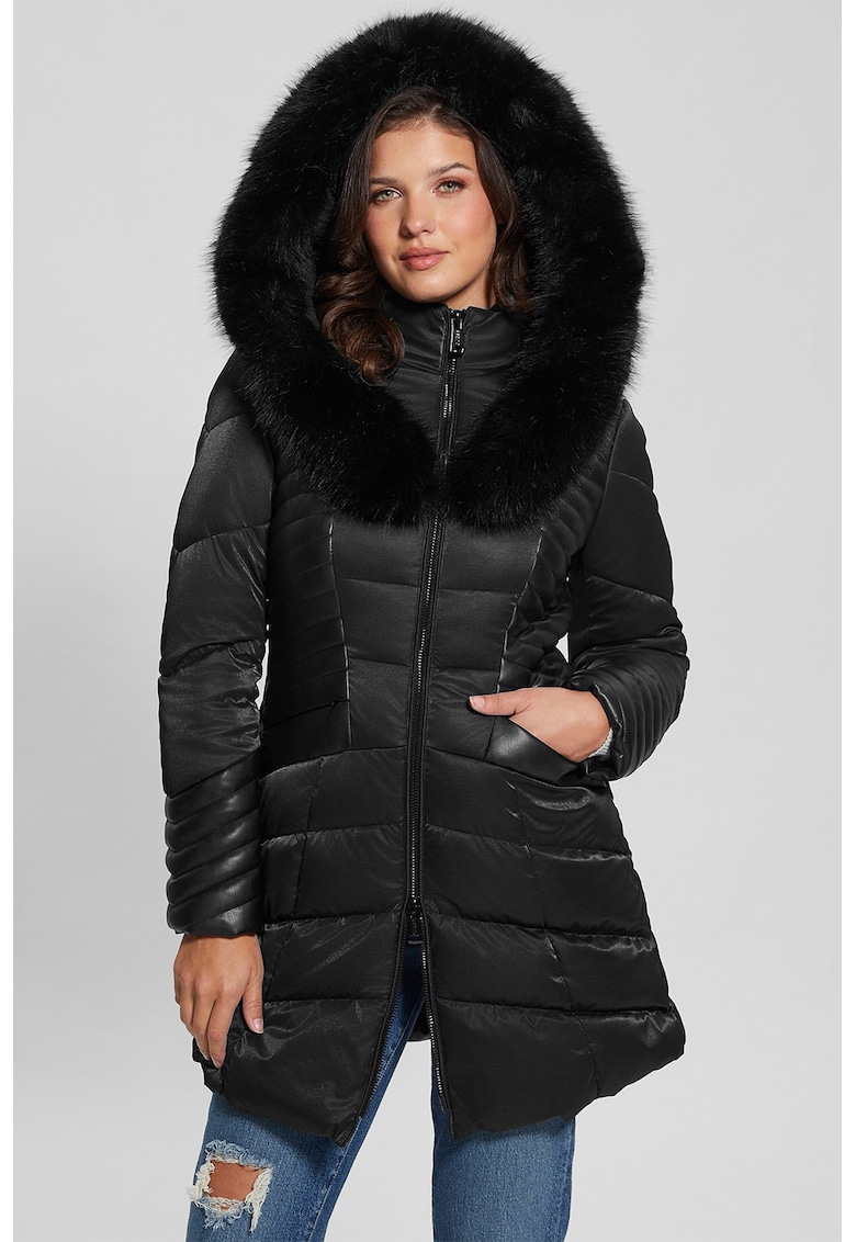 Geaca matlasata si cambrata cu gluga de blana sintetica
