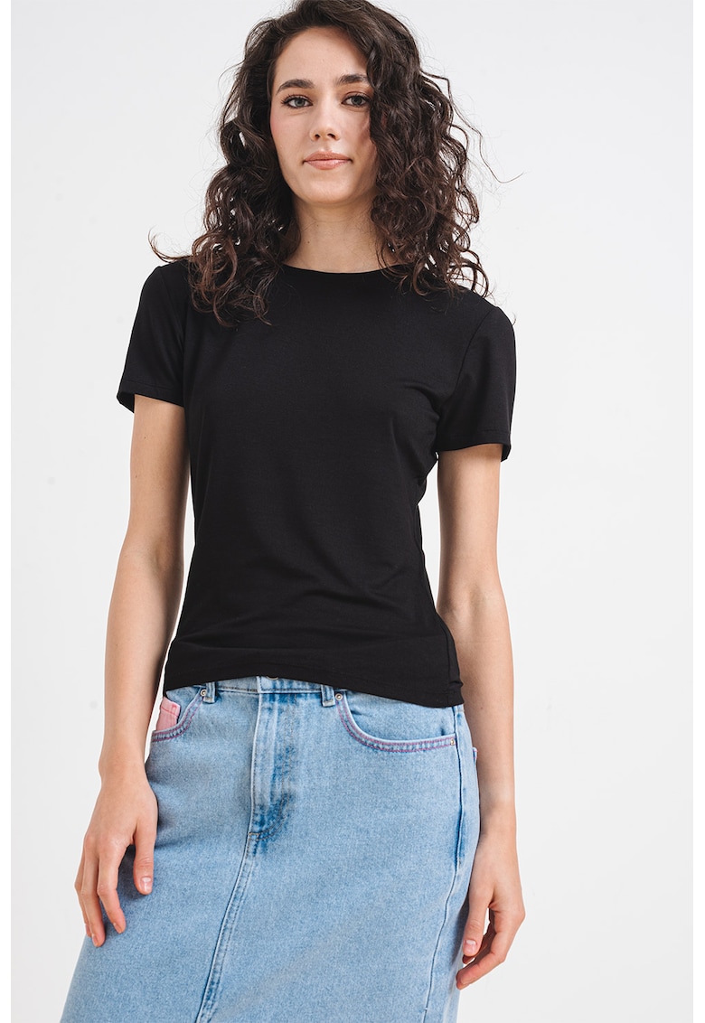 Tricou cu decolteu la baza gatului si model uni