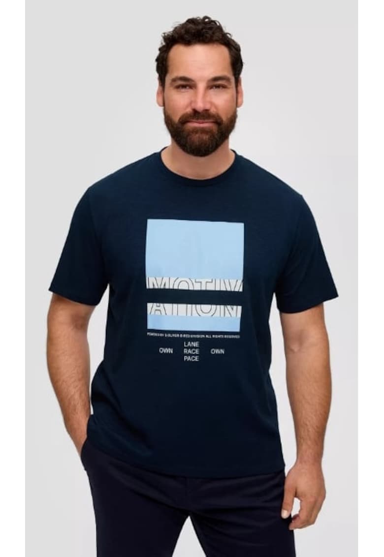 Tricou barbati big size cu decolteu la baza gatului si imprimeu cu logo bleumarin inchis