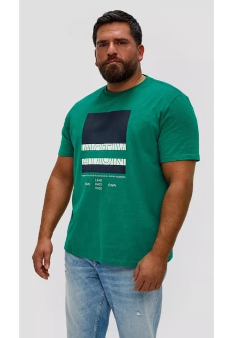 Tricou barbati big size cu decolteu la baza gatului si imprimeu cu logo verde inchis