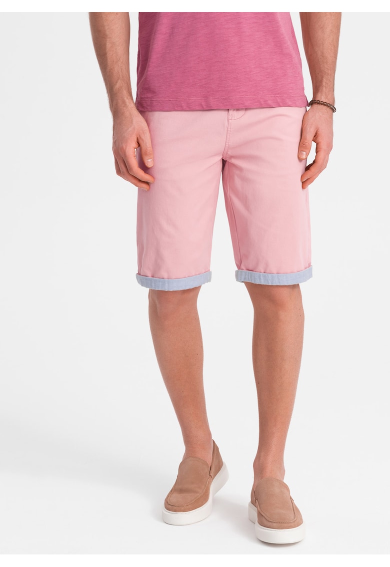 Pantaloni chino scurti cu terminatie contrastanta