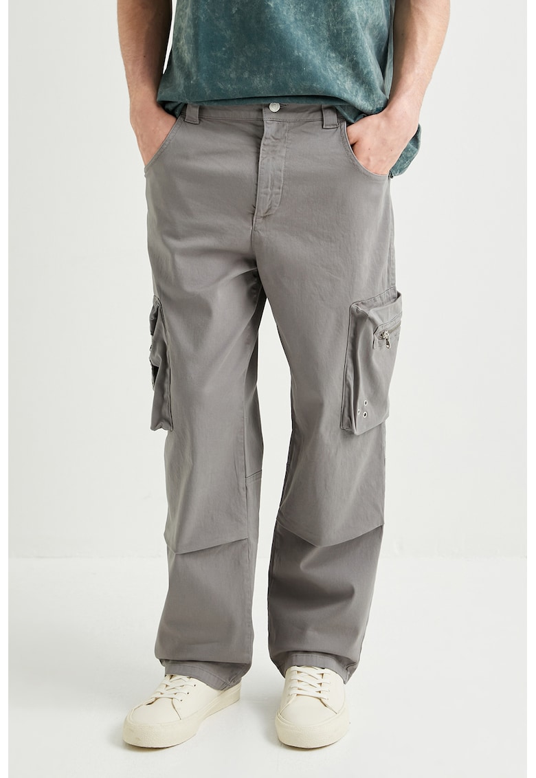 Pantaloni cargo cu model drept