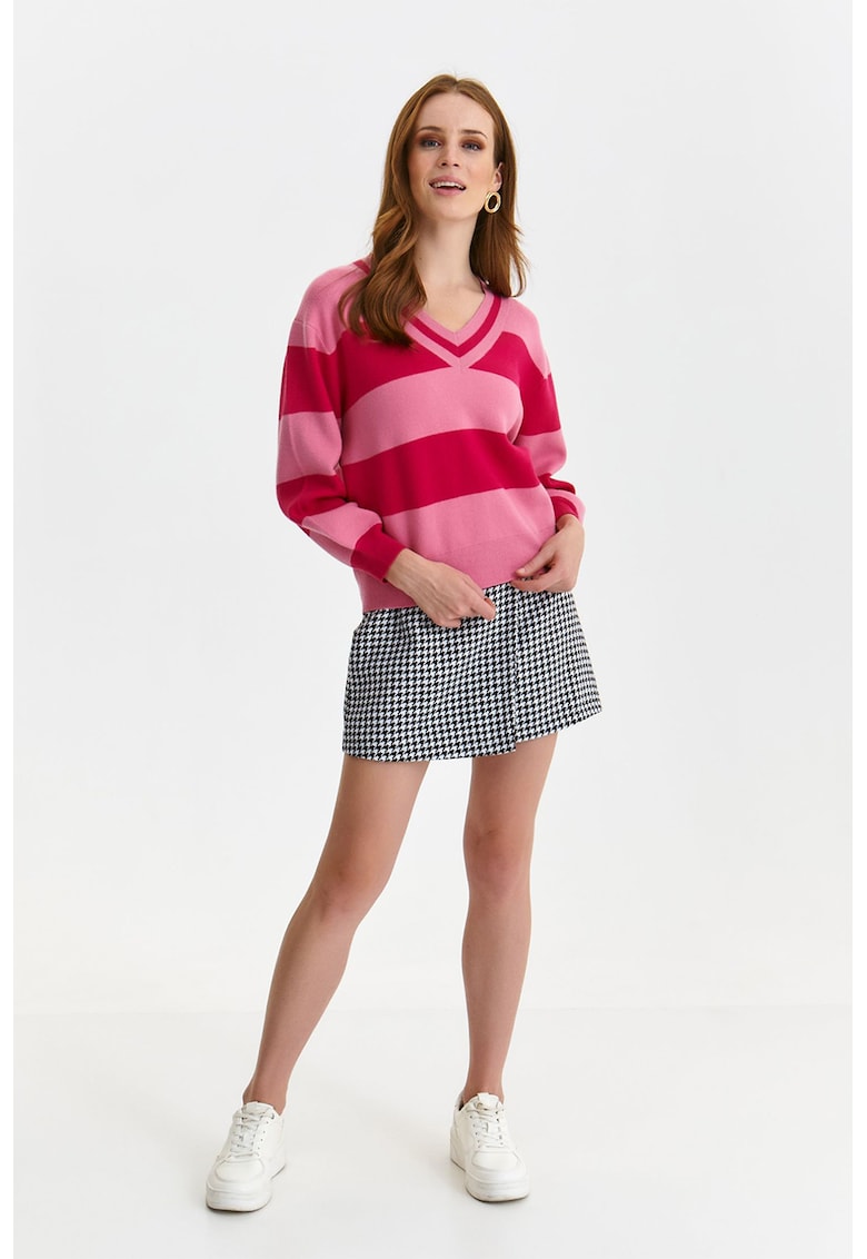 Pulover cu decolteu in V si model in dungi